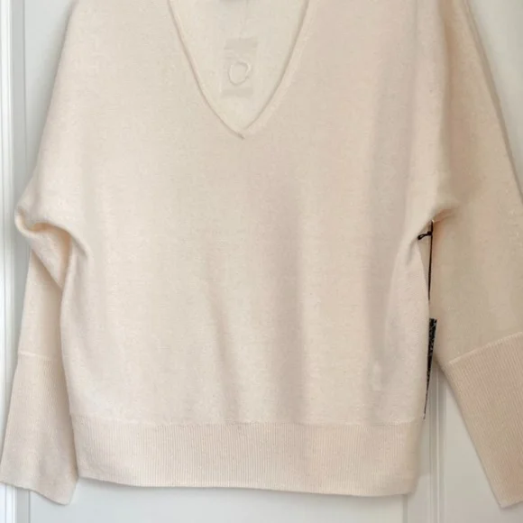 NWT TAHARI 100% 2- PLY CASHMERE Sweater Whole Cut Sleeve V- Neck Pearl Large - Picture 1 of 5